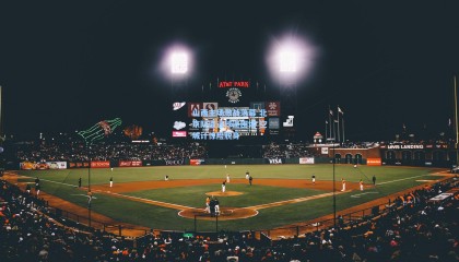 山西主场激战落幕 北京队遭遇球迷围堵 空城计惊险脱身